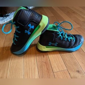 These are a great pair of Under Armour basketball shoes size 2 in kids.